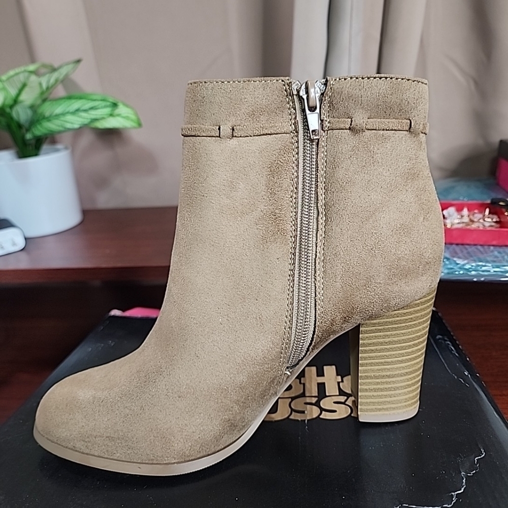 Charlotte Russe Camel Suede Like Ankle Boots . Brand New In The Box. Size 8 - Picture 4 of 6